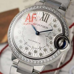 Alternative view of AF—Cartier Ballon Bleu 33mm Watch [Case] 33mm diameter, 10mm thickness—identical to the original! Stainless steel case with top-tier sapphire crystal glass and a crescent-shaped aperture perfectly replicated. All components interchangeable with genuine Cartier parts! Exquisitely crafted!【Dial】Features a circular balloon-inspired design with perfectly executed rounded curves. Guilloché patterned dial, sword-shaped hands, and an irresistibly classic face. Roman numeral hour markers deviate from the path under the guidance of the deep, mysterious blue crown. Swiss-made blued steel hands and genuine topaz crown.Not a single detail is achievable by domestic manufacturers! The entire watch exudes the same aura as the genuine article. AF offers a full series with multiple dial colors and materials to suit any outfit. 【Bracelet】316L stainless steel case and bracelet with folding clasp. Superior craftsmanship delivers unmatched wearing comfort. The steel bracelet boasts minimal tolerances, seamless joints, and smooth articulation—exquisitely crafted!Imported premium alligator leather straps are also available in multiple colors! 【Movement】 Exclusively equipped with the NH05 movement, renowned for its precision and quality! Even upon opening the case to inspect the movement, distinguishing authenticity is challenging! An exceptional value! AF presents a new image paired with elevated craftsmanship, bringing watch enthusiasts a fresh, premium Cartier Ballon Bleu experience!